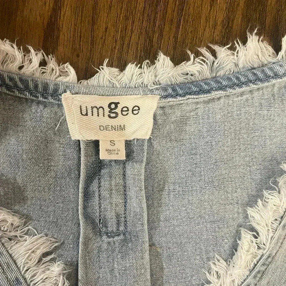 Umgee Denim Light Wash Sleeveless Cut Off V Neck Women’s Blouse size Small - Picture 7 of 11